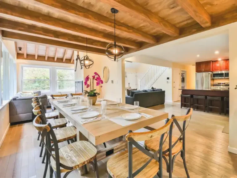 Bright dining area with views in Tobyhanna, PA Airbnb.