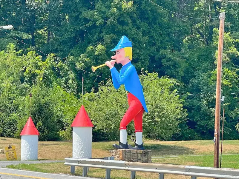 Pied Piper roadside statue in Bedford County Pennsylvania, a quirky roadside landmark and free photo stop